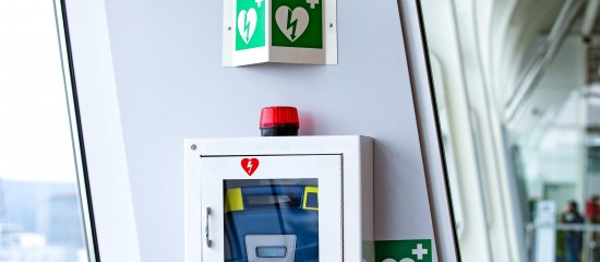 Des défibrillateurs cardiaques dans les lieux recevant du public