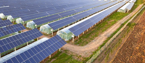 Installation de panneaux solaires sur un bâtiment agricole